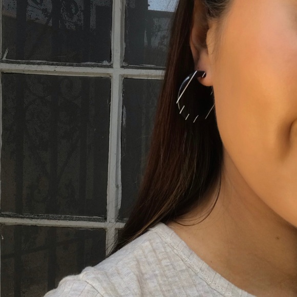 Black and white medium plastic hoops - Picture 2 of 3